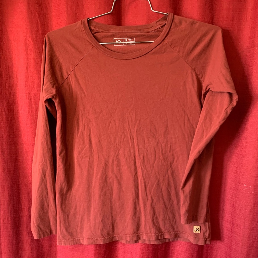 IO maroon T-shirt size S